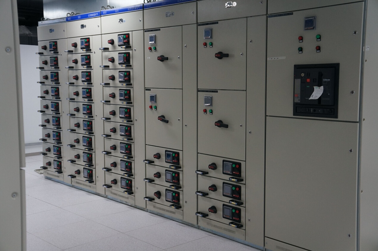 采用双路市电、UPS、确保两年半社区APP在线播放设备稳定运行